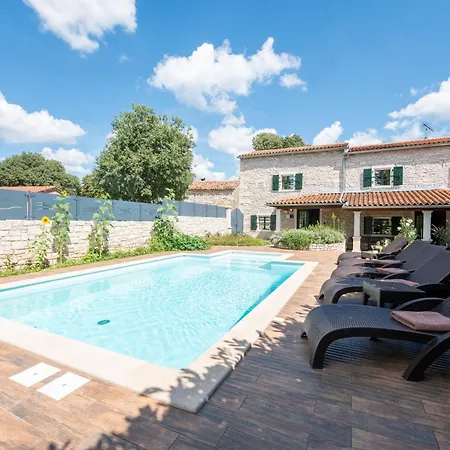 Ferienhaus In Krculi Mit Privatem Pool 펜션