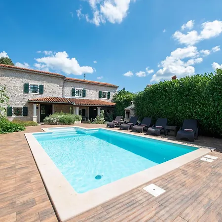 In Krculi Mit Privatem Pool Holiday home Zminj