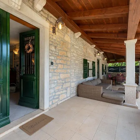 In Krculi Mit Privatem Pool Holiday home *
